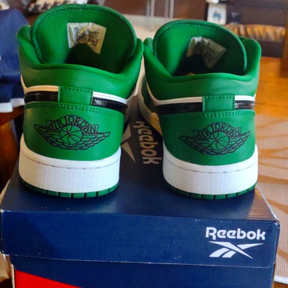 Jordan 1 Pine Green Lows - Picture 3 of 11